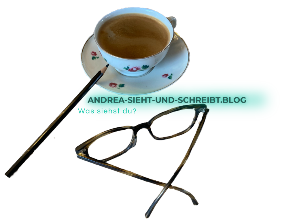 Kaffeetasse mit Brille und Bleistift und dem Text andrea-sieht-und-schreibt.blog Was siehst du?
